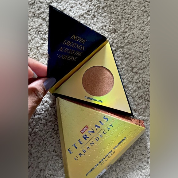 URBAN DECAY MARVEL ETERNALS AFTERGLOW HIGHLIGHTER - CUNEIRUNE  Full Size. - Picture 6 of 6